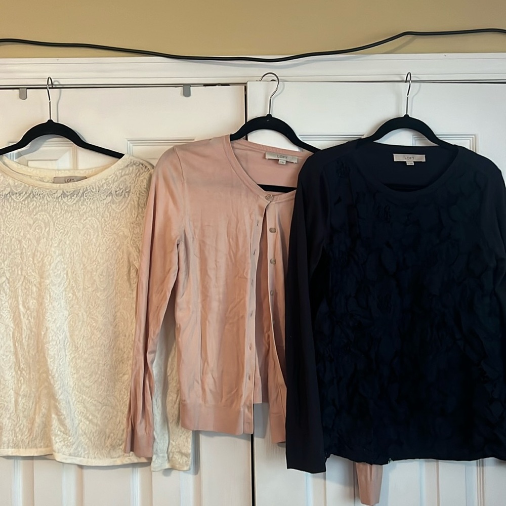 Various loft shirts. All size medium and in great condition